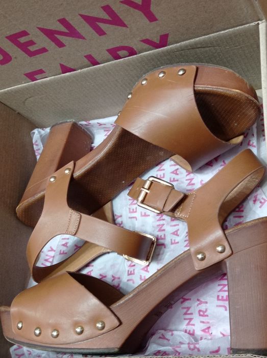 Brązowe sandałki z ćwiekami