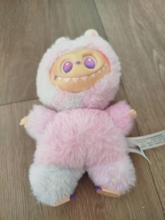 Fioletowe labubu grające