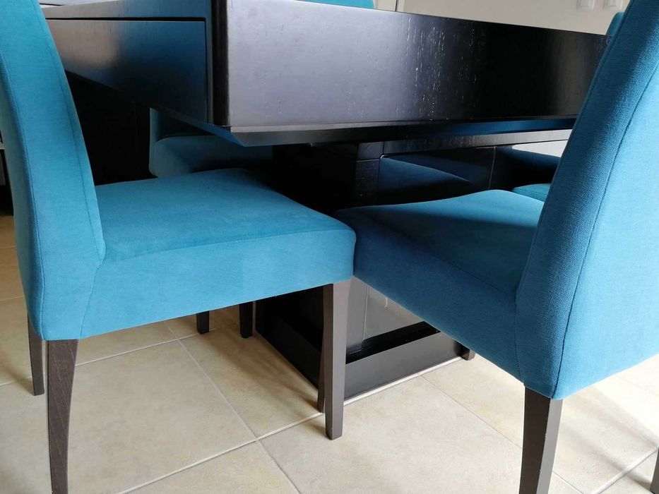 Conjunto de mesa de sala, cadeiras e aparador