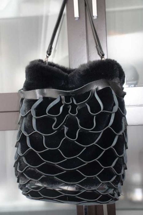 Saco preto com pele por fora e pelo por dentro Marca Italiana