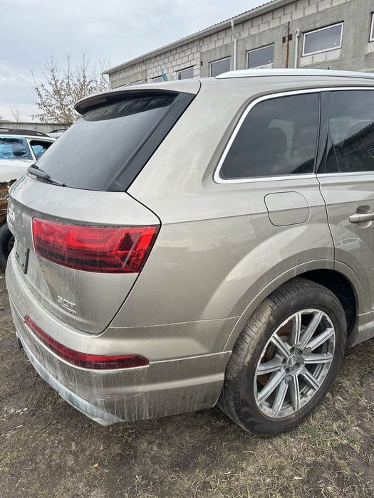 Чверть задня права Audi Q7 4M0 2016-2019