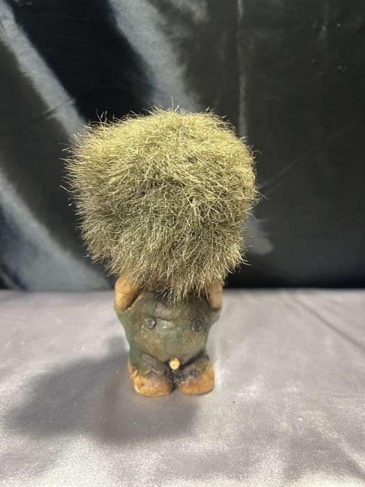 Troll z rękami w zielonych spodenkach norweska figurka
