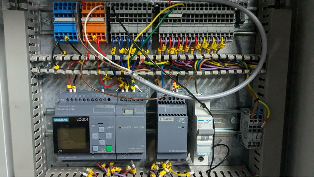 Szafa sterownicza Siemens LOGO! + zasilacz LOGO! Power + zabezpieczenie