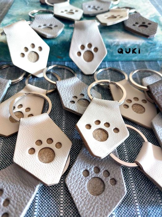 Quki - Skórzany brelok "O-Paws" handmade, psia łapa - Light Grey
