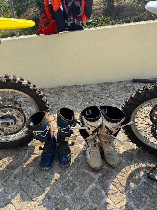 Duas motas de cross suzuki e yamaha