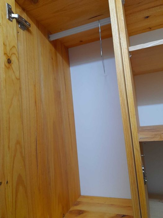 Móvel em madeira maciça