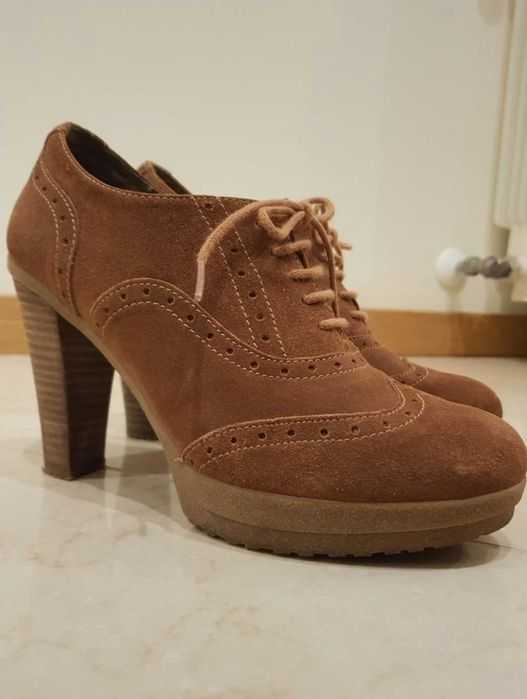 Sapatos de salto alto camel