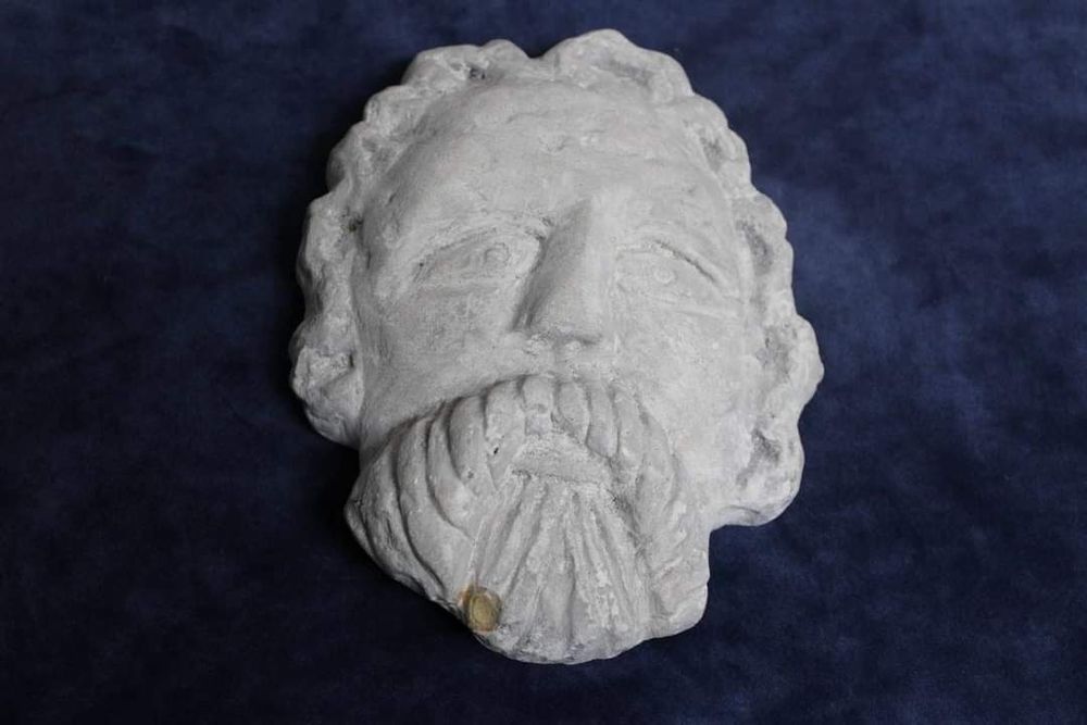 Cabeça em pedra, antiga.