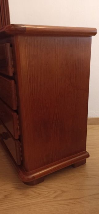 Duas mesas de cabeceira em madeira de carvalho. Valor unitário  70€