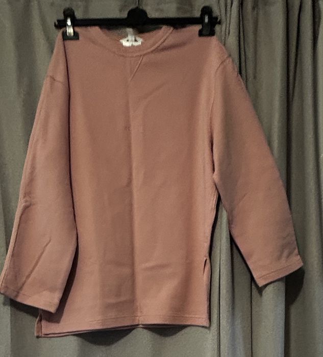 Bluza z napisem  hawt na piersi