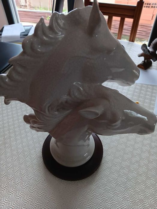 Cabeça dupla de cavalo em cerâmica com apoio em Madeira