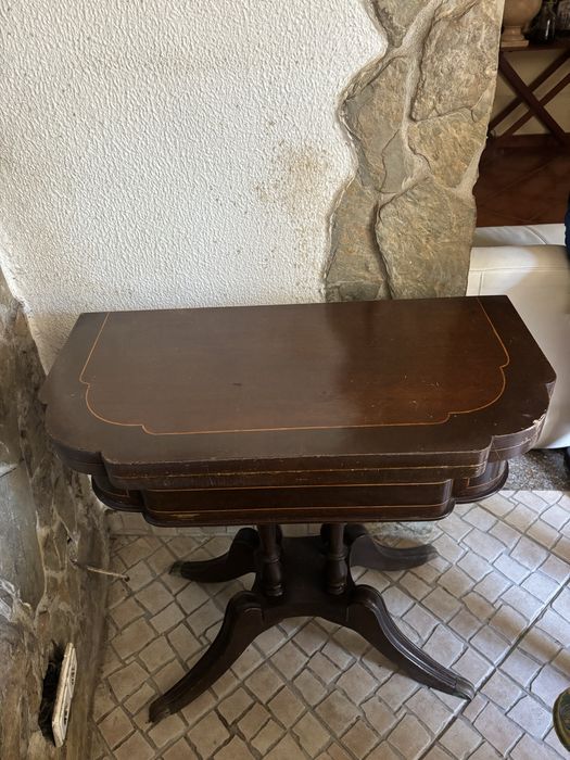 Mesa de jogo em madeira escura