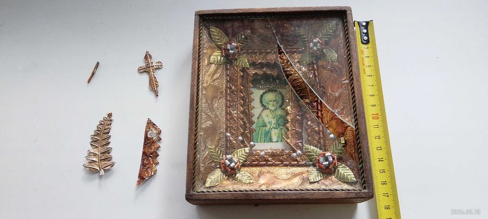 Икона ,старая разбито стекло .