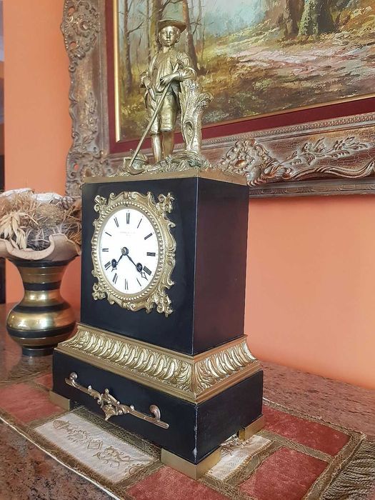 Francuski, stojący zegar kominkowy Empire - brąz.