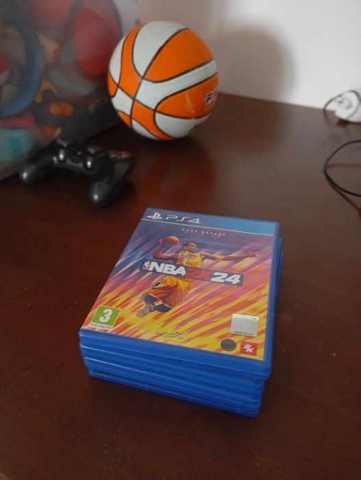 PlayStation 4 + 4 jogos