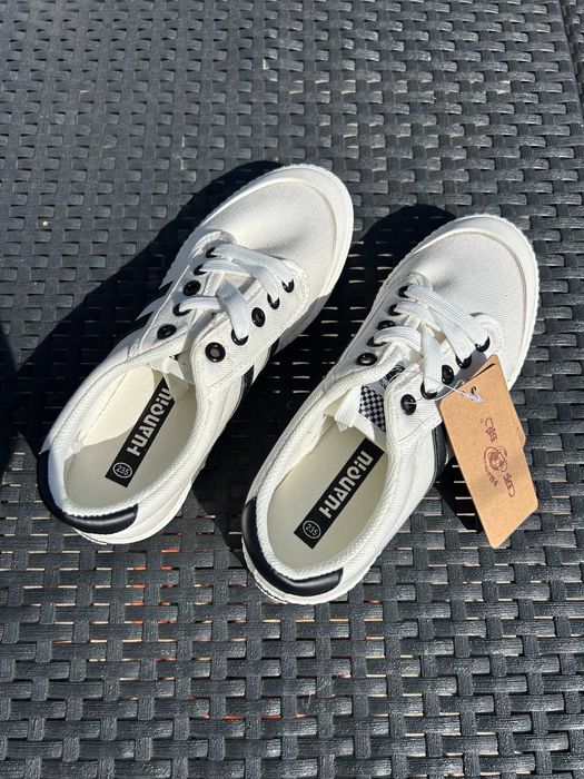 Tênis de Mulher branco com riscas pretas