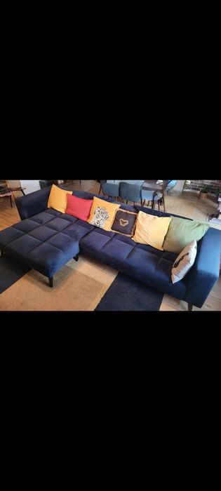 Sofá em tecido macio azul, com chaise longue ( 290 x 140 x 73 cm)