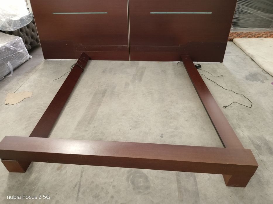 Cama de casal com duas mesinhas e colxao e estrado