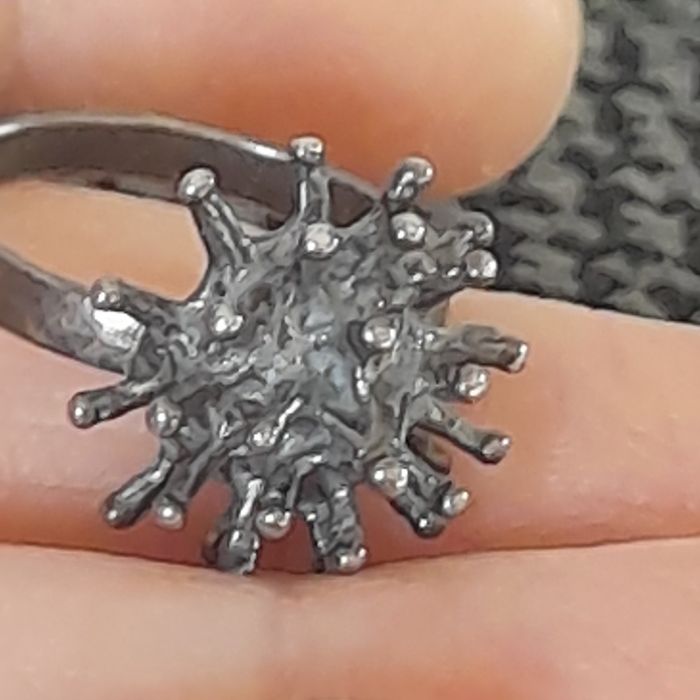 Stary srebrny pierścionek jeżyk