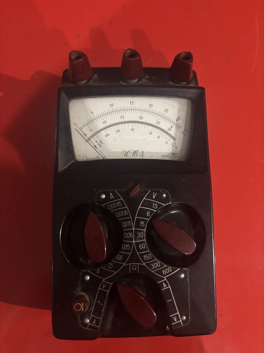 Miernik analogowy UM-3 z 1969 – legenda PRL, działa… prawie w całości