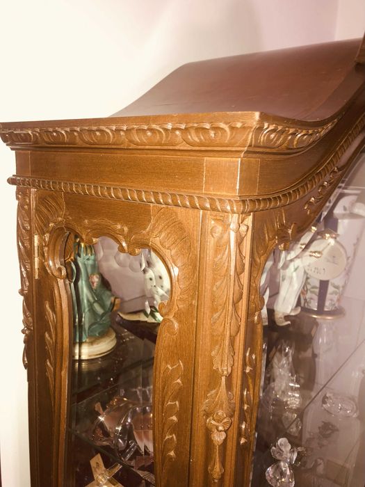 móvel com florão em madeira