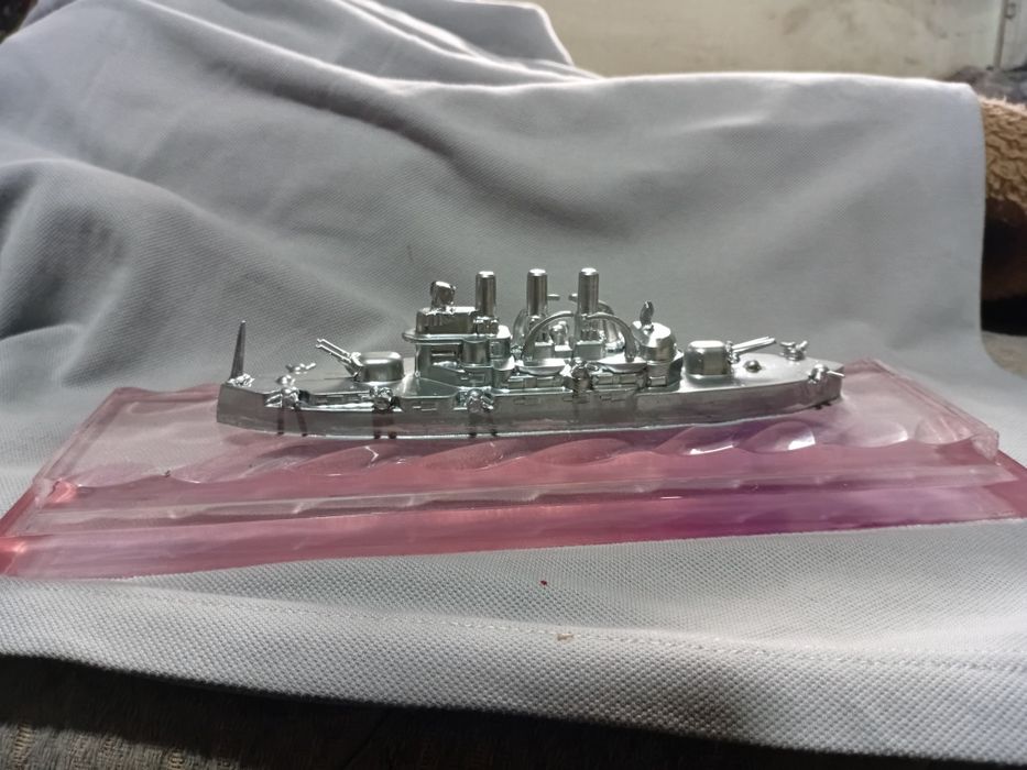 Модель военного корабля