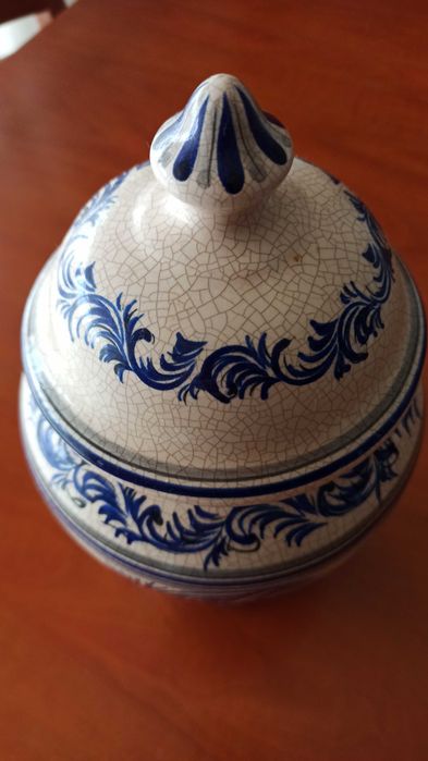 Pote decorativo cerâmica de Alcobaça, pintado à mão.