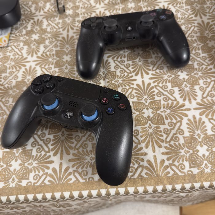 Playstation 4 com 2 comandos