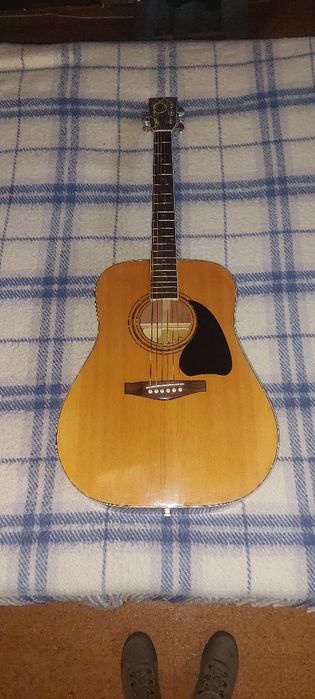 Violão com braço folk
