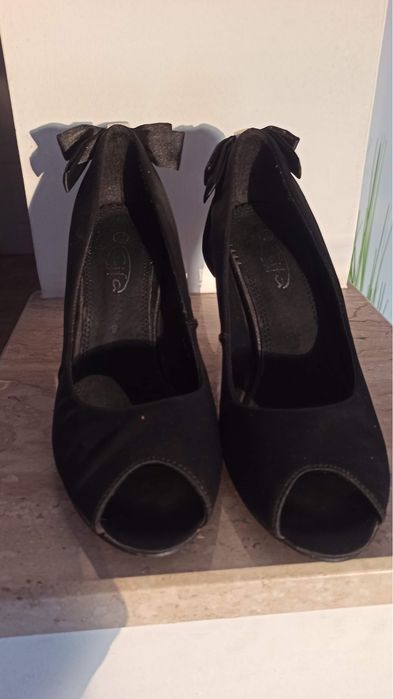 Czarne szpilki z kokardką