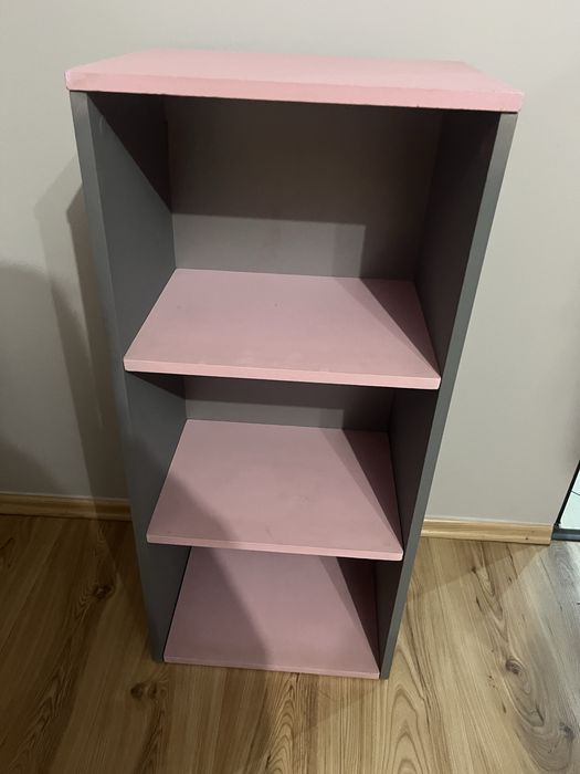 regał różowo-szary