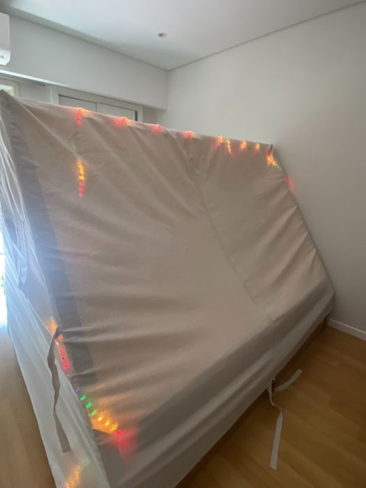 Cama Tenda (Carvalho maciço) + Tecido + Estrado.
