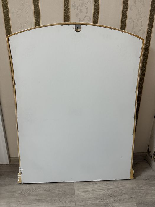 Дзеркало в деревʼяній рамі