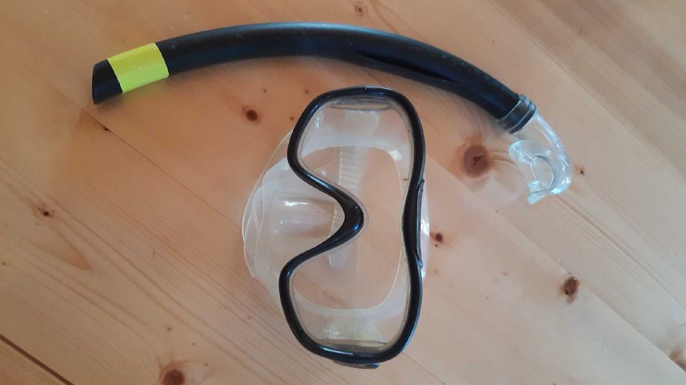 Duas máscaras de mergulho com tubos - triboard