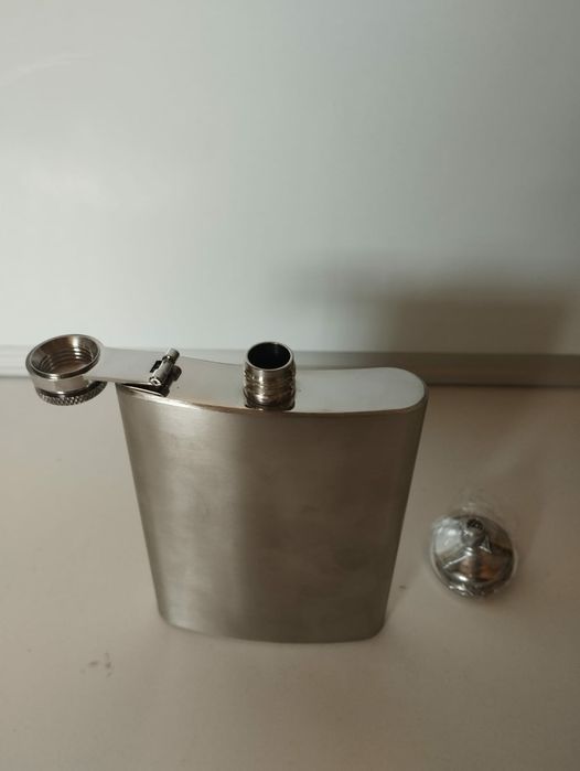 Piersiówka ze stali nierdzewnej z lejkiem