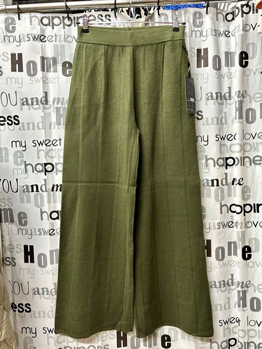 Костюм трикотажный с брюками палаццо, свободный крой.