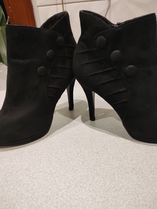 Botki do kostki czarne na obcasie