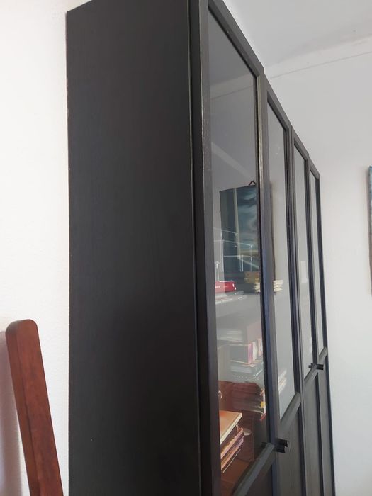 Estante preta grande