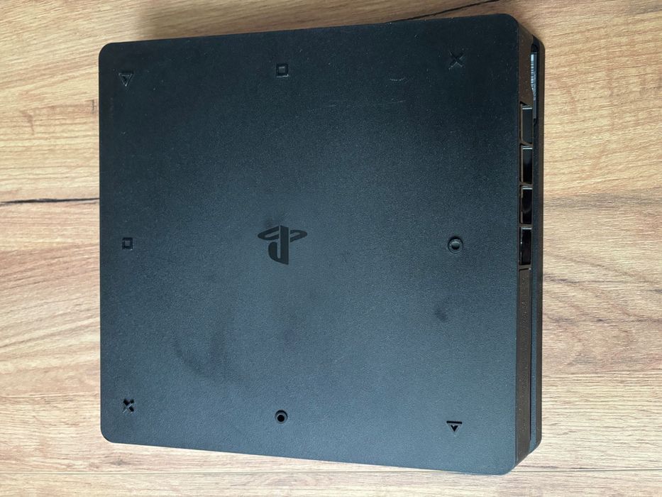 PlayStation 4 Slim + dwa pady – uszkodzona