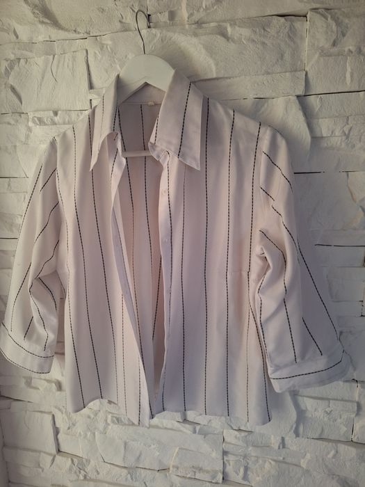 Biała bluzka w czarne paski