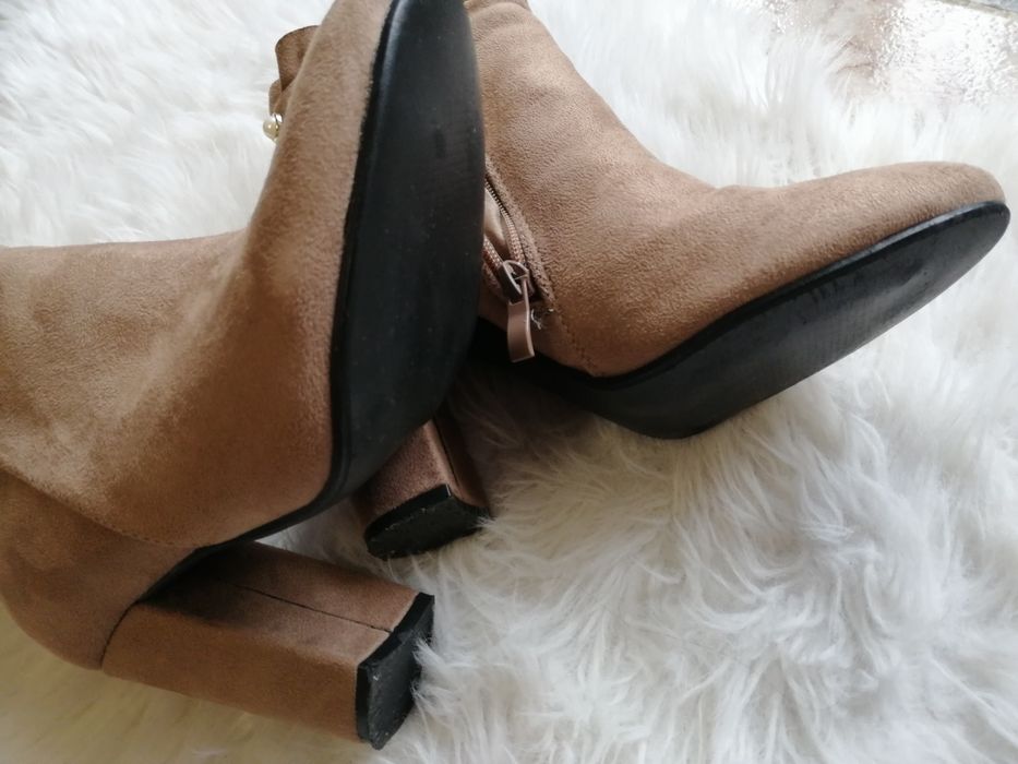 Botas de salto alto beje