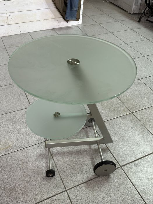 Mesa de apoio com rodas