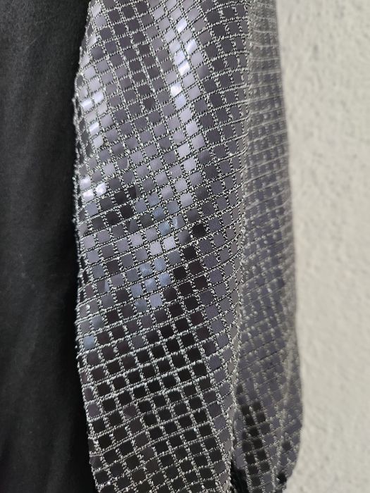 Vestido preto detalhado