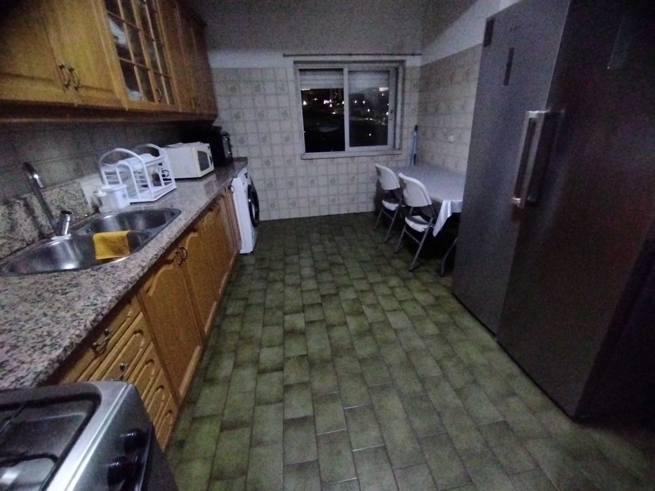 Quarto com cama de casal, espaçoso perto do metro de Odivelas