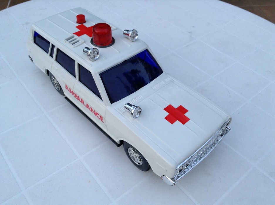 Ambulância carro - pilhas - com sirene - Japão anos 70 com caixa - TOP