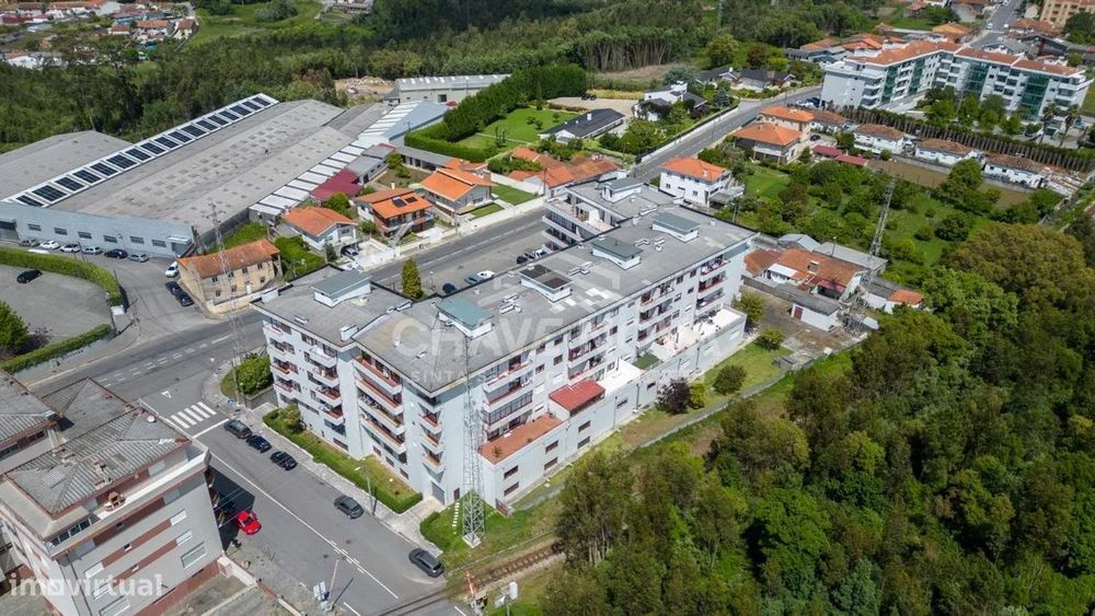 Apartamento T2 no 2º Piso com Elevador, Varandas, Garagem e Arrumos