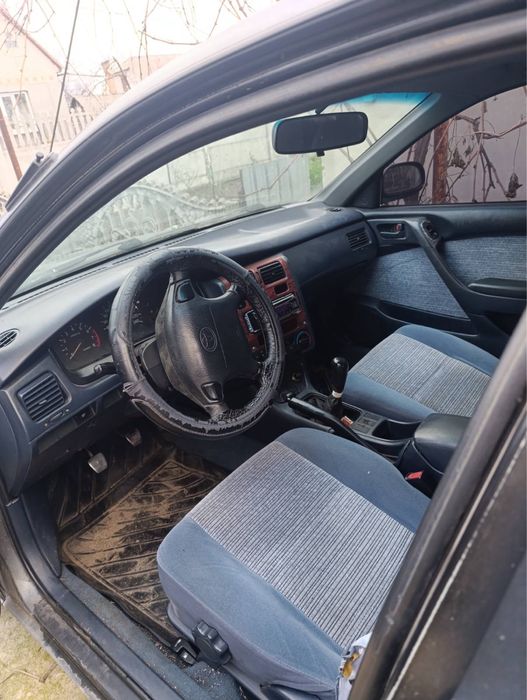 Легкове авто Тайота  Каріна