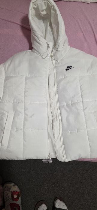 Biała kurtka Nike