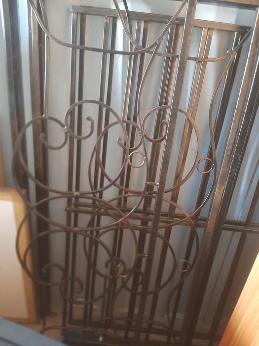 Cama e mesas de cabeceira em ferro