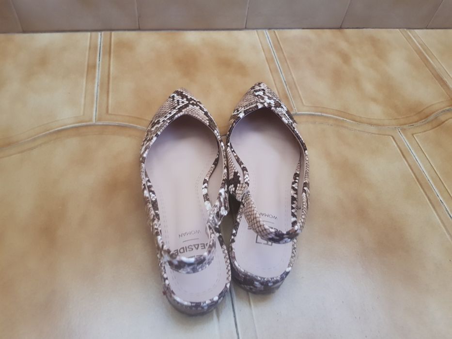 Sandálias efeito pele de cobra